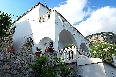 Sleeps 4 Air Con Wifi